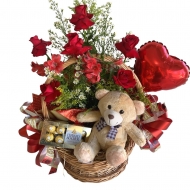 Arranjo de 6 rosas vermelhas com chocolate, pelúcia e balão