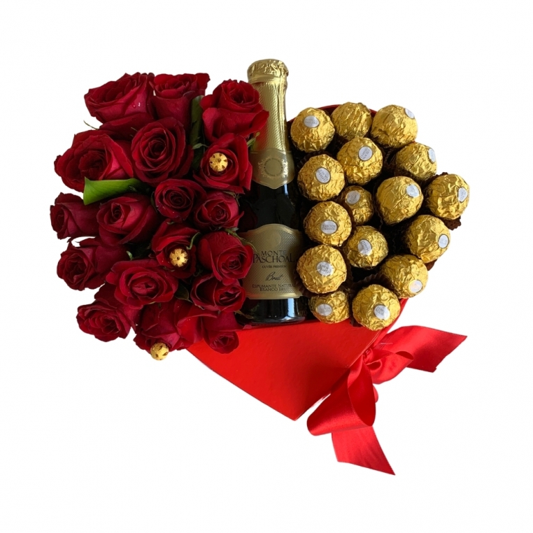 Coração de rosas com chocolate e espumante Coração de rosas com chocolate e espumante