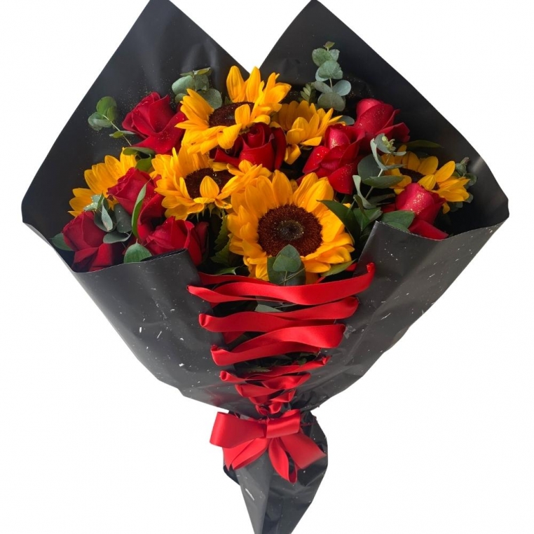 Buquê com 6 rosas na cor vermelha e 6 girassóis - Luxo Buquê com 6 rosas na cor vermelha e 6 girassóis - Luxo