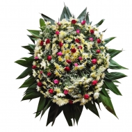 Coroa de flores do campo com rosas na cor vermelha e rosa Coroa de flores do campo com rosas na cor vermelha e rosa