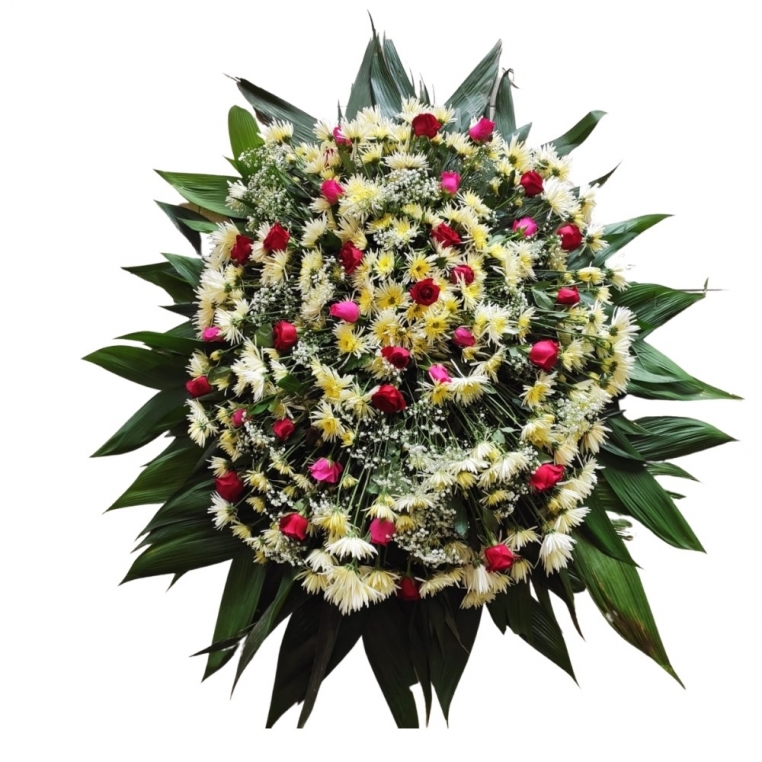 Coroa de flores do campo com rosas na cor vermelha e rosa Coroa de flores do campo com rosas na cor vermelha e rosa