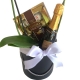 Orquídea branca no box com espumante e chocolate